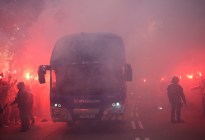 VIDEO: confundido fan azulgrana lanzó objeto contundente contra autobús del Barça al pensar que era del PSG