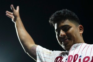 El venezolano Ranger Suárez extiende su dominio y los Filis vencen a los Rojos en la MLB