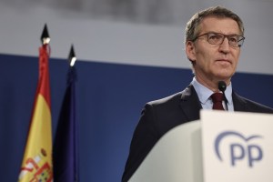 Oposición en España acusa a Pedro Sánchez de dar un “espectáculo” ante el mundo
