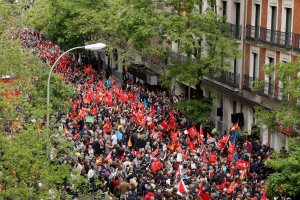 Miles de simpatizantes se concentran ante la sede del Psoe español: “Pedro Sánchez, quédate”