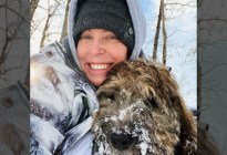 Hallaron el cadáver congelado de una mujer abrazada a su perro en Alaska