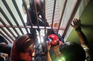 Bomberos rescataron a hombre que intentó lanzarse de un edificio en El Valle (Imágenes)