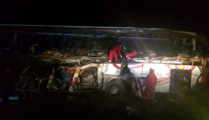 Tragedia en Bolivia: al menos 14 muertos dejó colisión entre minibús y camión de alto tonelaje