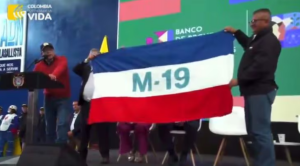 Polémico VIDEO: Gustavo Petro exhibió orgulloso la bandera del M-19, su antiguo grupo guerrillero
