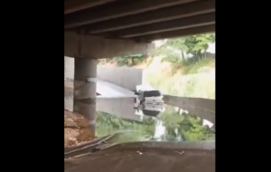 EN VIDEO: laguna de cloaca proveniente de una alcantarilla impide el paso de los vehículos en Petare