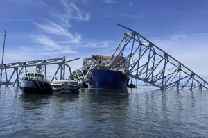Guardia Costera de EEUU alista canal alternativo para embarcaciones comerciales cerca del puente caído de Baltimore