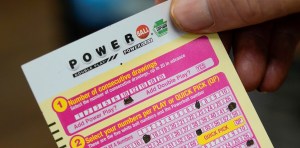Fin a más de tres meses sin vencedor: Apostador ganó un pozo de 1.300 millones en la lotería Powerball de EEUU