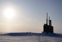 Un impresionante video muestra un submarino nuclear emergiendo y rompiendo el hielo en el Ártico