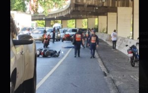 Fatal accidente en la autopista Francisco Fajardo: mujer murió tras colisión entre un vehículo y una moto 