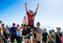 Momento “mágico”: surfista compartió ola con una manada de delfines y ganó campeonato mundial (FOTO)