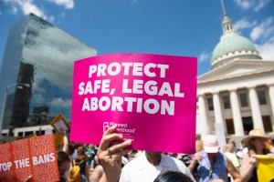 Tribunal Supremo de Florida permite prohibir el aborto después de las seis semanas