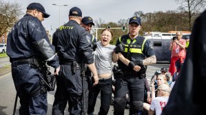 Greta Thunberg es detenida durante una protesta en Países Bajos