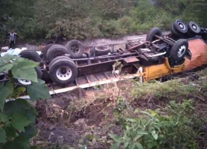 A second truck overturned in “La Pared” and fell on top of the overturned truck early in the morning