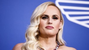 Rebel Wilson contó que alguien de la corona británica la llevó a una orgía en California: repartían drogas en bandeja