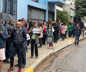 Venezolanos en Argentina exigen poder inscribirse en el RE el último día del operativo