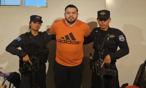Policía arresta a comisionado presidencial de El Salvador por delito de cohecho impropio