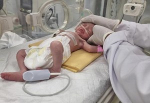 Muere la bebé rescatada por cesárea del vientre de su madre tras un ataque israelí en Gaza