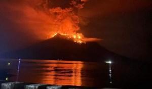 Indonesia evacúa a más de 800 personas de una isla por el aumento de actividad volcánica
