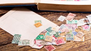 Los cinco sellos postales de Estados Unidos que valen una fortuna