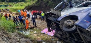 Al menos siete muertos y 13 heridos al volcarse un autobús en una carretera de Brasil