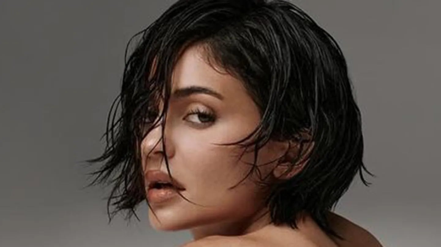 Kylie Jenner Presents Her New Jeans With Revealing Lola's (PHOTOS)