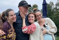 Una de las hijas de Bruce Willis compartió una desoladora FOTO del actor junto a su nieta