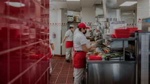El nuevo salario mínimo que tendrán los empleados de comida rápida en California
