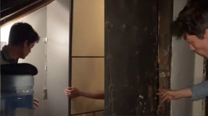 Un grupo de amigos se mudó a un nuevo apartamento, movieron un armario y descubrieron algo terrorífico (VIDEO)