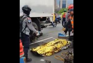 Motorizado murió arrollado por una gandola en la autopista Francisco Fajardo (Video)