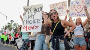 La Corte Suprema de Arizona revive una ley de 1864 que prohíbe el aborto en casi todos los casos