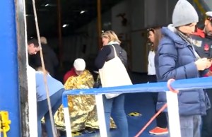 Drama en Italia: ferry chocó contra un muelle en Napolés y dejó más de 40 heridos