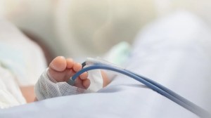 Dieron por muerta a una bebé que nació prematura, pero en su velorio se dieron cuenta de que estaba viva