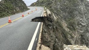 Alerta en California: Un trozo de una autopista se derrumba sobre el océano