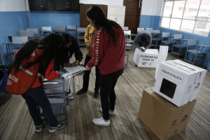 Ecuatorianos votan en una consulta popular que puede marcar el futuro político de Daniel Noboa