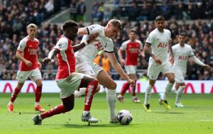 Arsenal resistió el ataque del Tottenham para mantener el liderato