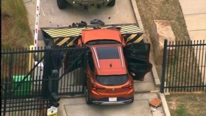 Un vehículo se estrelló contra la reja de una oficina del FBI en Atlanta
