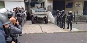Camión blindado y caravana policial: Jorge Glas salió de la Unidad de Flagrancia en Quito bajo fuerte custodia (VIDEO)