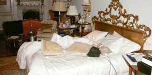 Así estaba la cama de Michael Jackson al morir: drogas, notas extrañas y una muñeca espeluznante