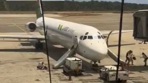 EN VIDEO: Evacúan de emergencia un vuelo de Laser Airlines en Maiquetía