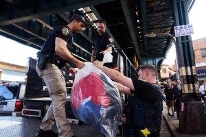 Mercado ilícito de delincuentes inmigrantes en Nueva York fue desmantelado por la policía en medio del caos