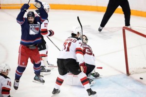 Jugadores de la NHL se fueron a los puños a dos segundos de iniciar el partido por una cuenta pendiente (VIDEO)