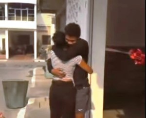 VIRAL: Prospecto venezolano recién firmado por equipo en la MLB le regaló una casa a su madre (VIDEO)