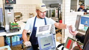 Suben los precios de los menú tras aumento del salario mínimo en cadenas de comida rápida en California