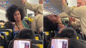 VIDEO: Mujer tuvo una crisis frenética en pleno vuelo en Las Vegas