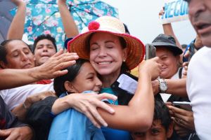 Ciudadanos apoyan de manera masiva la llegada de María Corina Machado a Zulia (Imágenes)