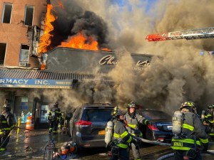 El devastador incendio en un supermercado de Nueva York que arrasó con cuatro edificios y dejó múltiples heridos (FOTOS)