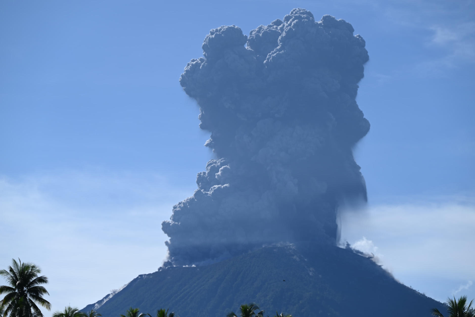 El volcán Ibu vuelve a entrar en erupción y lanza una gran columna de humo en Indonesia