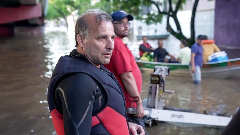Ivan Brizola, el hombre que rescató a más de 300 personas en las históricas inundaciones en Brasil sin saber nadar