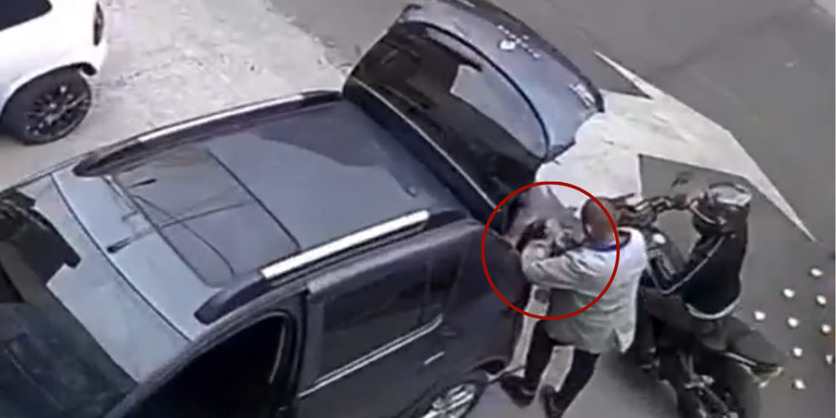 In the video: This movement of the victim prevents the motorcycle thief from taking the cell phone