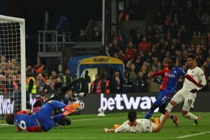 Crystal Palace goleó al Manchester United para dejarlo casi sin opciones de Europa